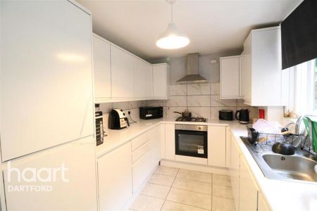 1 bedroom in a house share to rent - Photo 2