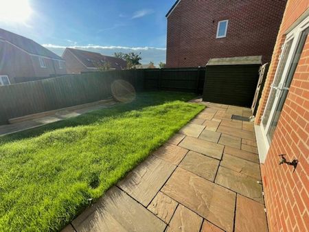 Semi-detached house to rent on - Photo 4