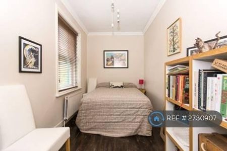 3 bedroom flat to rent - Photo 4