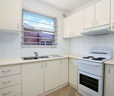 Bright & Spacious Living - Photo 1