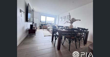 Modern Top Floor Apartment with Elevated Views - Photo 4