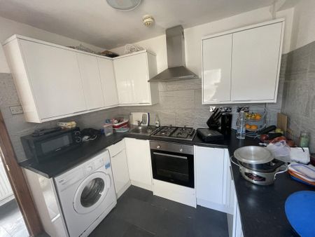 2 bedroom flat to rent - Photo 4