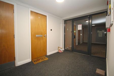 2 bedroom ground floor flat to rent - Photo 4