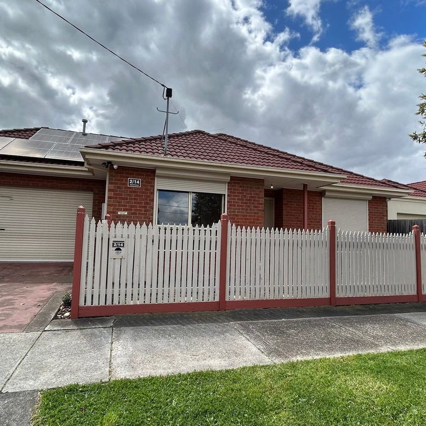 BEAUTIFUL LOW MAINTENANCE HOME - TULLAMARINE - Photo 1