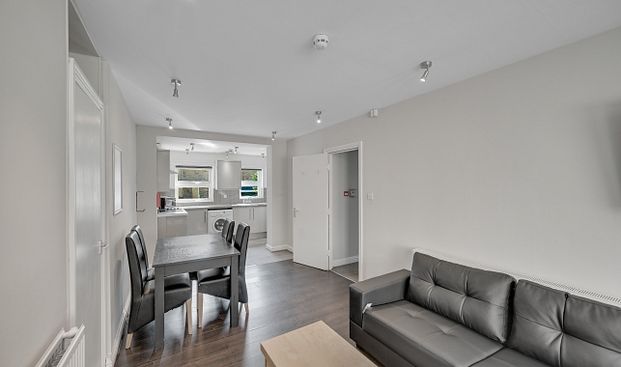 Spacious 3-Bed, 1-Bath Student Flat with Large Communal Garden & Free Parking - Photo 1