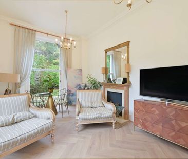 Elegant Two-Bedroom Ground Floor Apartment in a Converted Mansion - Photo 2