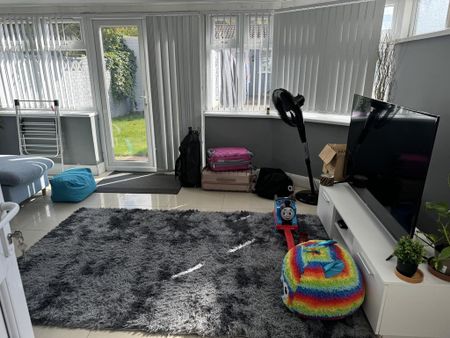 4 bedroom semi-detached house to rent - Photo 4