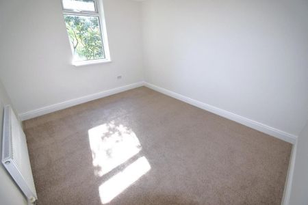 3 bedroom flat to rent - Photo 4