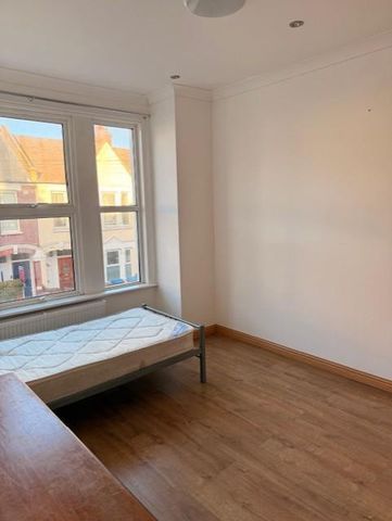 5 bedroom end of terrace house to rent - Photo 2