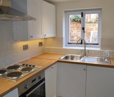 2 bedroom character property to rent - Photo 4