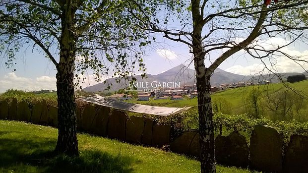 Maison à louer à Urrugne, avec piscine, tennis et vue montagnes. - Photo 1