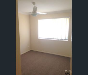 Modern Villa, Great Complex, Fabulous location & New flooring! - Photo 3