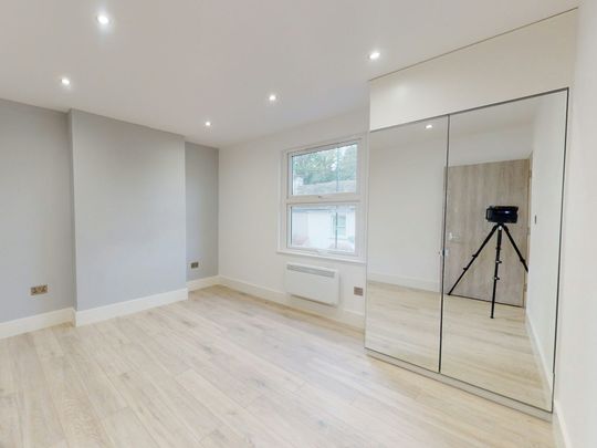 Flat to rent on - Photo 1