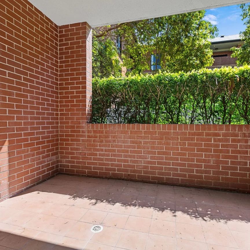 Private And Renovated Ground Floor Apartment - Photo 1