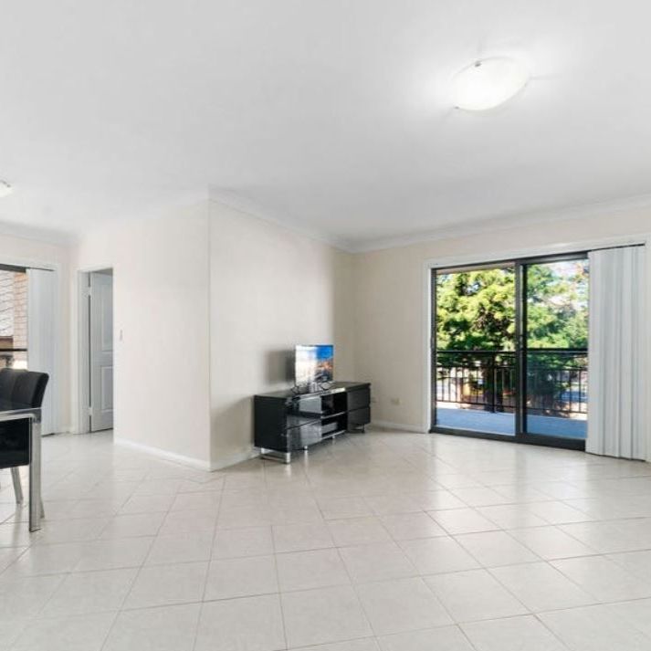 OVERSIZED TWO BEDROOM IN HEART OF HARRIS PARK - Photo 1