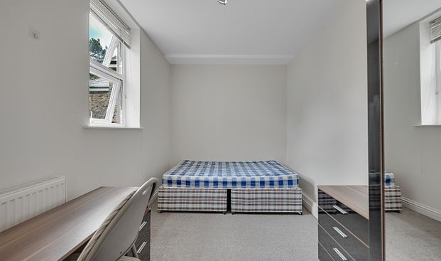 Spacious 3-Bed, 1-Bath Student Flat with Large Communal Garden & Free Parking - Photo 1