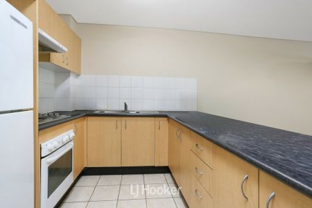 Spacious Ground Floor Apartment with Huge Covered Courtyard! Walk to Station, Shops & CBD! - Photo 3