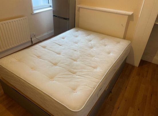 Room in a Shared House, High Road, NW10 - Photo 1