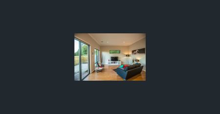 Private, Stylish and Spacious Four-Bedroom Townhouse - Photo 2