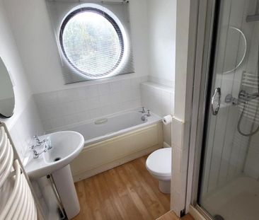 2 bedroom mews to rent - Photo 3