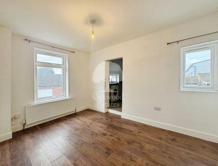 3 bedroom flat to rent - Photo 4