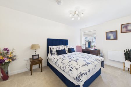 1 bedroom Flat in Reading Road, Wokingham - Photo 2