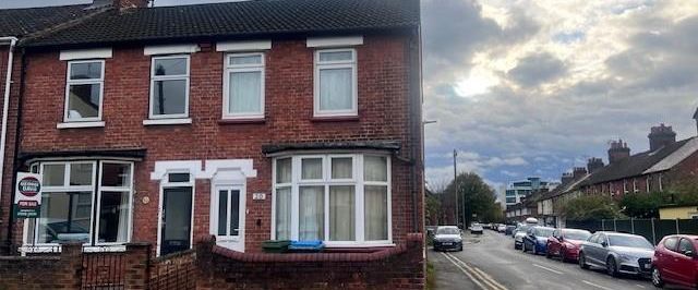 3 bedroom end of terrace house to rent - Photo 1