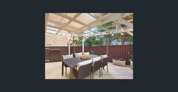 Superb townhouse in a perfect location - Photo 1