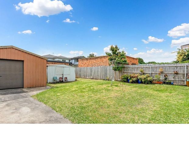 Newly Renovated 4 Bedroom House in the heart of WAREEMBA PENINSULA - Photo 1