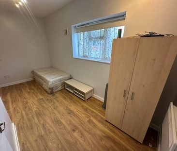 Studio Flat, Thompson Close, IG1 - Photo 5