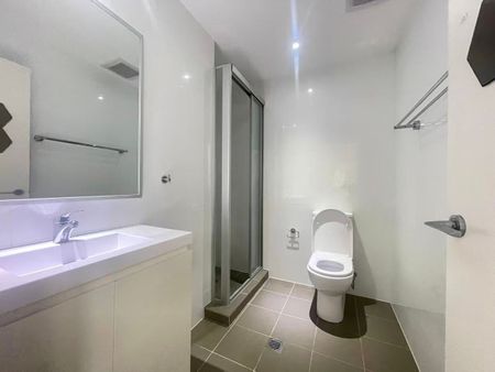 Modern 2-Bedroom Apartment in Prime Location - Homebush West - Photo 3