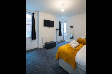 2 Bed Flat, Nottingham, NG7 - Photo 2