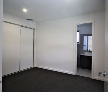 SPACIOUS 3 BEDROOM TOWNHOUSE - Photo 4