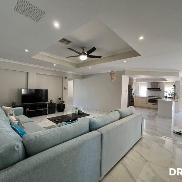 Fully Furnished Family Home Opposite Parkland - Photo 1