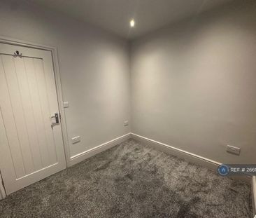 3 bedroom flat to rent - Photo 3