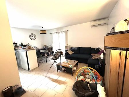 Location Appartement 4 pièces 77 m2 à Aubagne - Photo 2