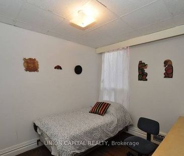 Stunning 3-Bedroom 1 Bath TownHouse in Toronto - Photo 1