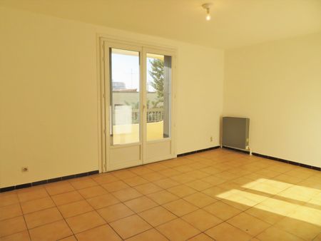 T2+PARK, Nîmes-Capouchiné, 540€ H.C - Photo 2