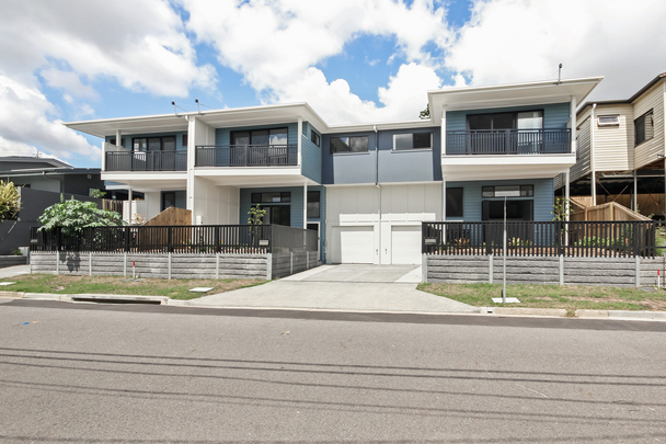 37 Lockyer Street, Camp Hill QLD 4152 - Townhouse For Rent | Domain - Photo 1