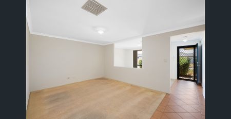 LARGE FAMILY HOME WITH WORKSHOP! - Photo 4