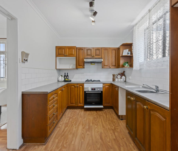 Charming Family Home in Prime Mortdale Location! - Photo 2
