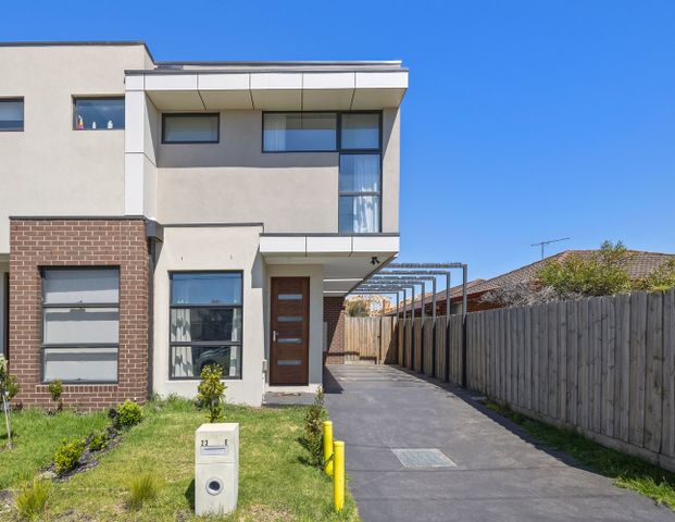 Fully Furnished Luxury Townhouse - Photo 1