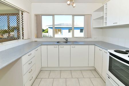 Stanmore Bay - 3 Bedrooms - Photo 2