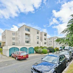Duplex apartment moments from Clapham Common - Photo 2