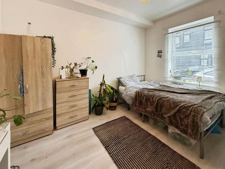 5 bedroom end of terrace house to rent - Photo 4