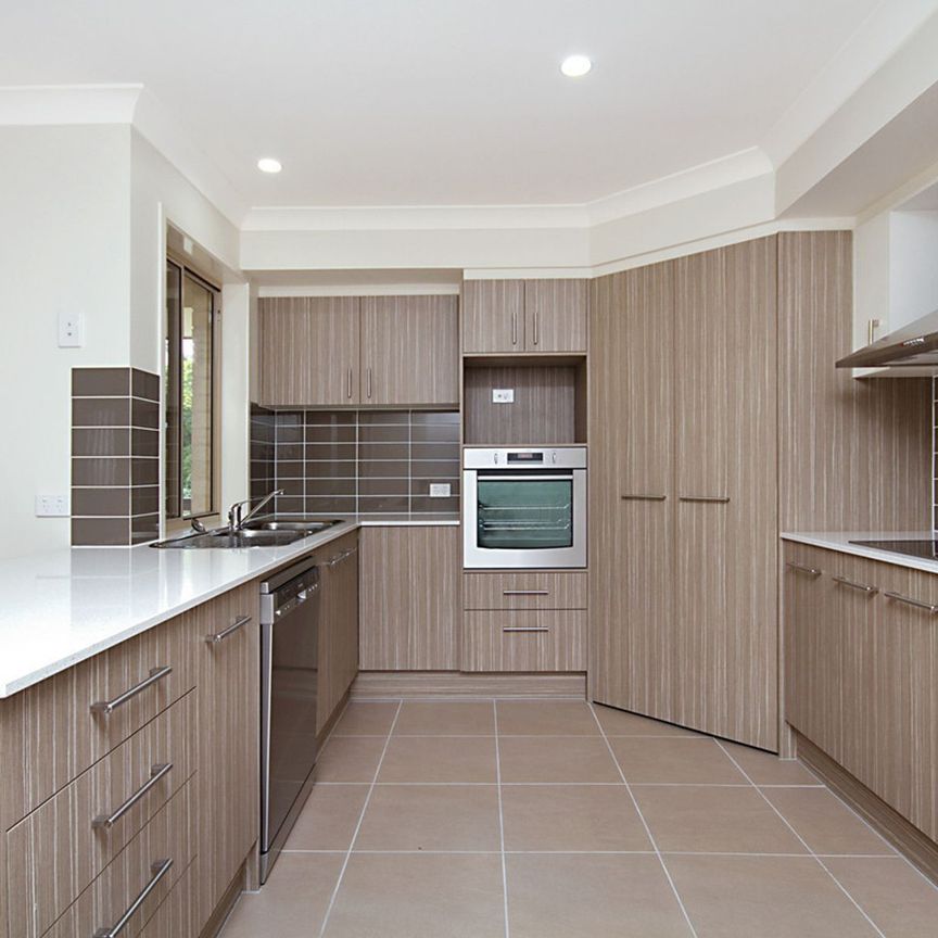 Great location - modern home, close to school! - Photo 1