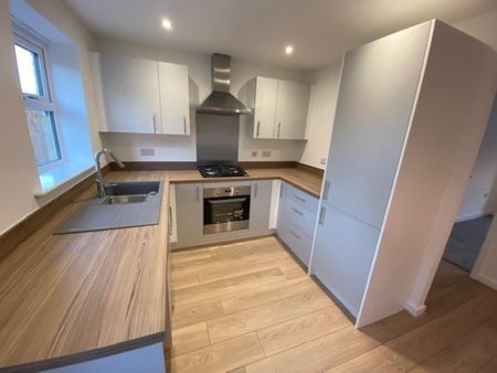 3 bedroom semi-detached house to rent - Photo 3