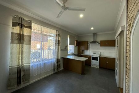 Three Bedroom Family Home! - Photo 4