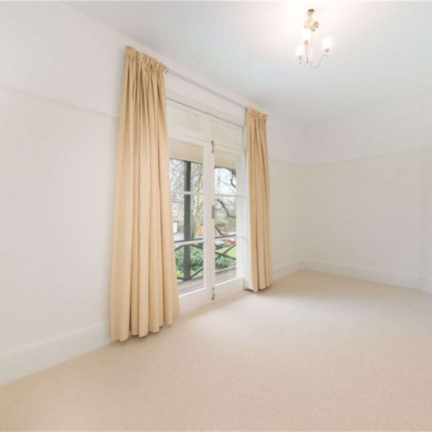 Fabulous Victorian conversion flat with private balcony and off-street parking space. - Photo 1