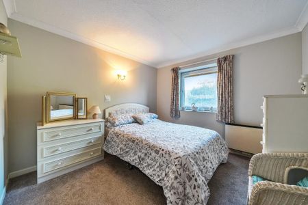 1 bedroom retirement property to rent - Photo 5